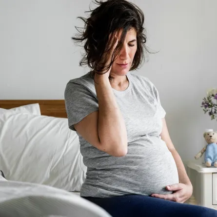 صورة لامرأة حامل تشعر بالإرهاق والتعب
