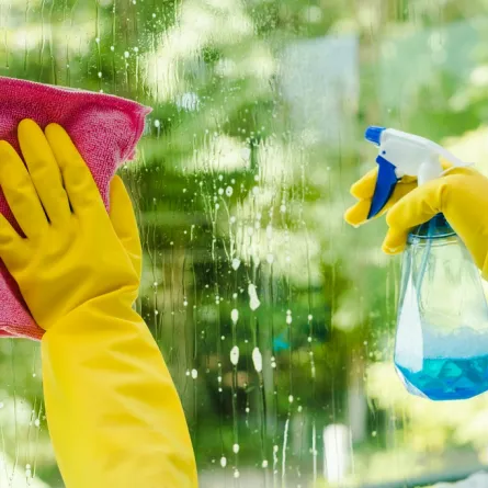 نزع البقع عن الزجاج، بوساطة الماء والصابون