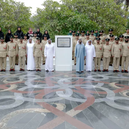  محمد بن راشد يكرم مركز شرطة المرقبات. الصورة من مكتب دبي الإعلامي