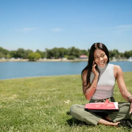 مكالمة عمل في وقت الأجازة وقت الراحة المقدس (الصورة : pexels)