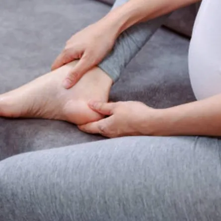 صورة لحامل مصابة بتورم القدمين