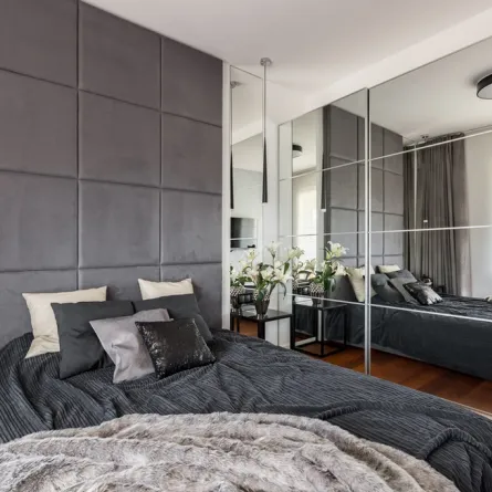 غرفة النوم المودرن تضم أماكن عدة لتخزين الملابس والحاجيات