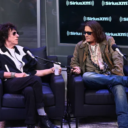(L-R) Jeff Beck and Johnny Depp on October 12, 2022 in New York City. Noam Galai/Getty Images for SiriusXM/ AFP Noam Galai / GETTY IMAGES NORTH AMERICA / Getty Images via AFP
