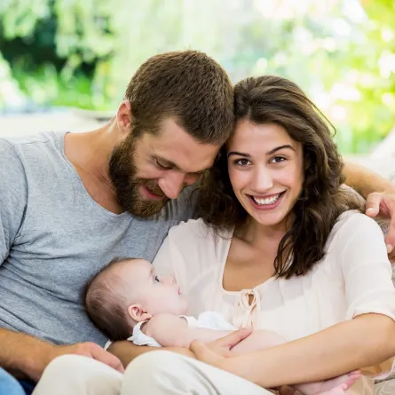 صورة لأسرة فرحة برضيعها