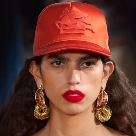  صور تسريحات شعر منسدلة مع القبعة