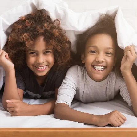 صورة لشقيقين