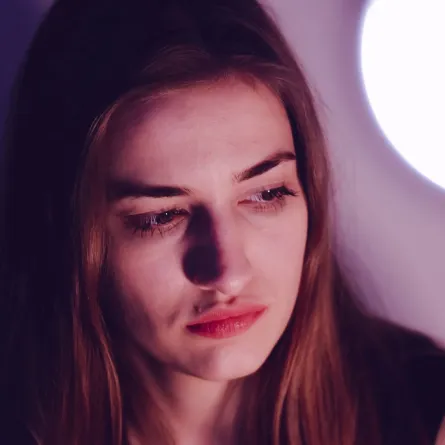 فتاة تفكر كثيرًا