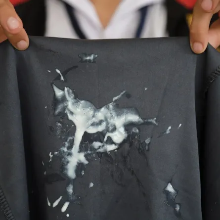 بقع الغراء تلطخ قطعة الملابس