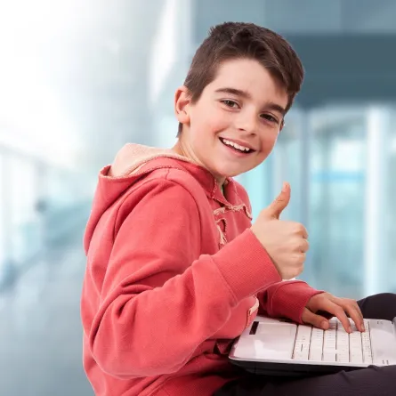 صورة لطفل أمام جهاز اللاب توب