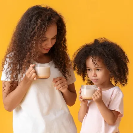 صورة لطفلة وأمها يشربان معاً الشاي