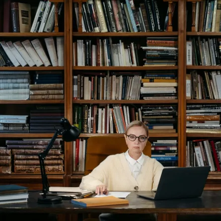 باحثة تدرس مناهج البحث