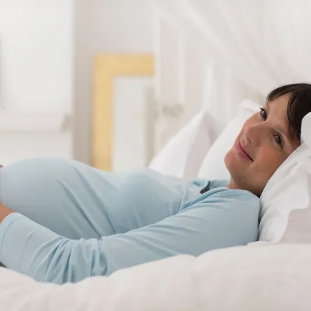 صورة لامرأة حامل مستلقية على ظهرها