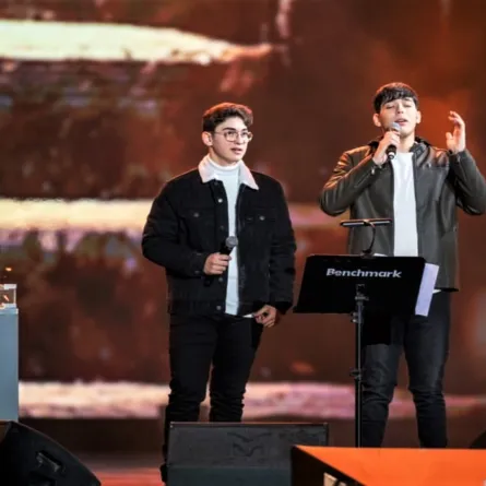 احفاد وديع الصافي شربل وجاد على مسرح ابوبكر سالم - الصورة من حساب موسم الرياض على الانستجرام