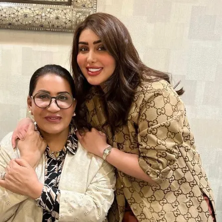 هنادي الكندري وسعاد عبد الله من كواليس مسلسل مجاريح - صورة من صفحة هنادي الكندري على انستغرام