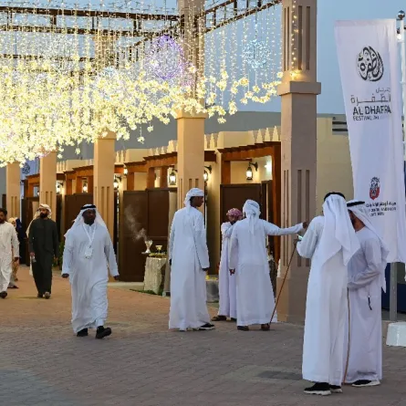 نادي تراث الإمارات يشارك في مهرجان الظفرة. الصورة من "وام"