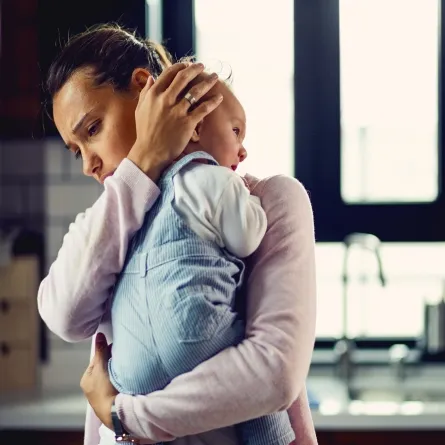 صورة لأم تحمل طفلها الرضيع