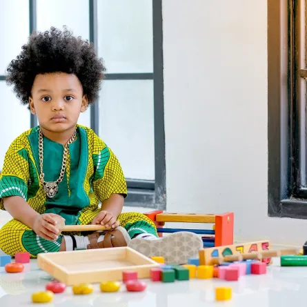 صورة لطفلة وسط ألعابها