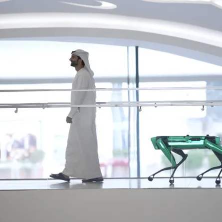 "متحف المستقبل" يضم روبوتا جديدا إلى مجموعته. الصورة من مكتب دبي الإعلامي