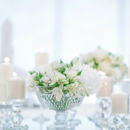 الكريستال في المزهريات على طاولات الحضور