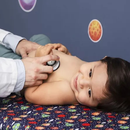 صورة لطبيب يشخص طفلاً