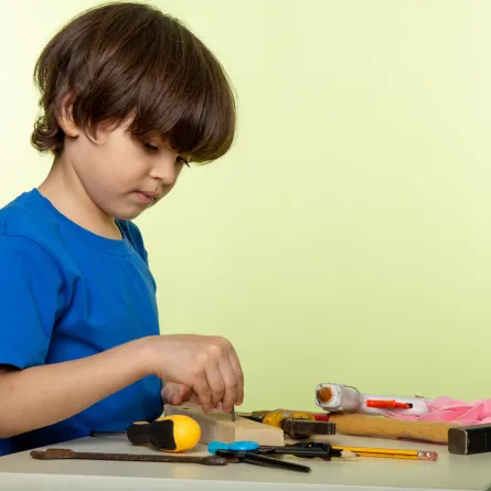 صورة طفل يعتمد على نفسه