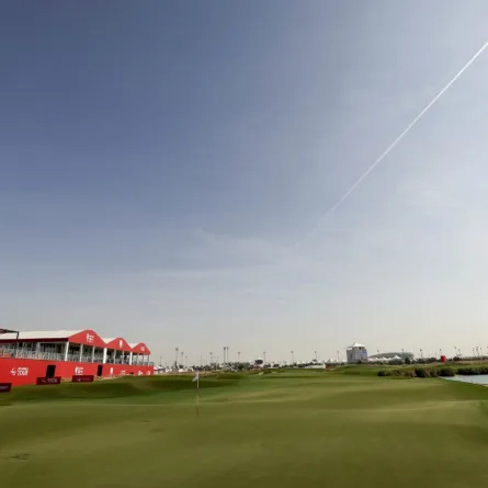 انطلاق بطولة "أبوظبي إتش إس بي سي للجولف" . الصورة من "وام"