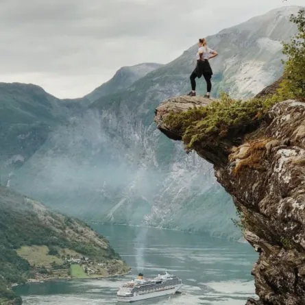 فتاة تتسلق الجيال