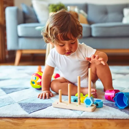 صورة لطفل رضيع يلعب بالمكعبات