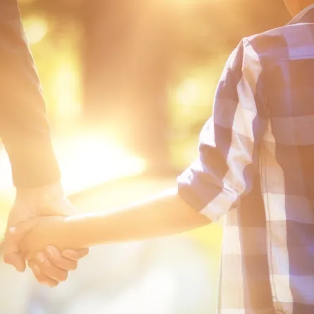 صورة لعلاقة الأب بالابن