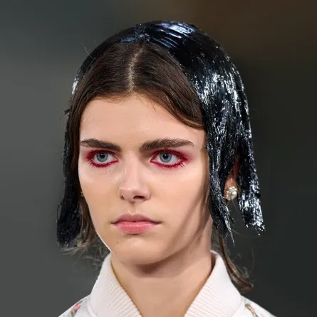 موضة الأيلاينر الأحمر 2023