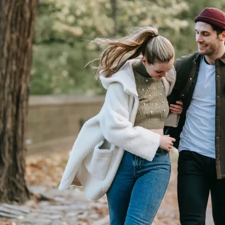 خطيبان يتنزهان