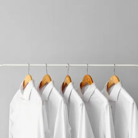 غسيل القمصان البيض الباهتة