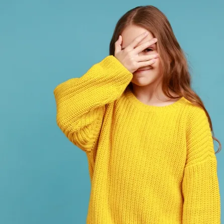 صورة لطفلة خجولة