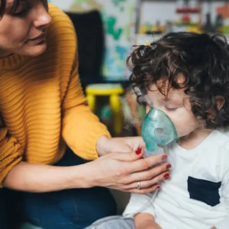 صورة لطفل يحصل على علاج بالأكسجين