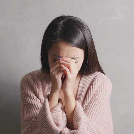 الضوء يعالجه.. تعرف على أعراض الاكتئاب الموسمي