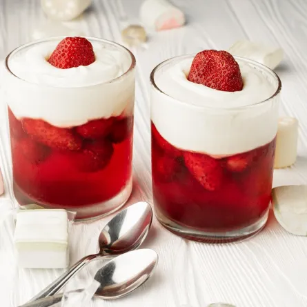 صورة لحلوى الجيلي بالفاكهة والكريمة