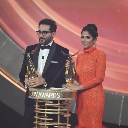  أحمد حلمي ومنى زكي يتسلمان جائزة صناع الترفيه الفخرية في حفل Joy Awards-الصورة من المركز الإعلامي لموسم الرياض
