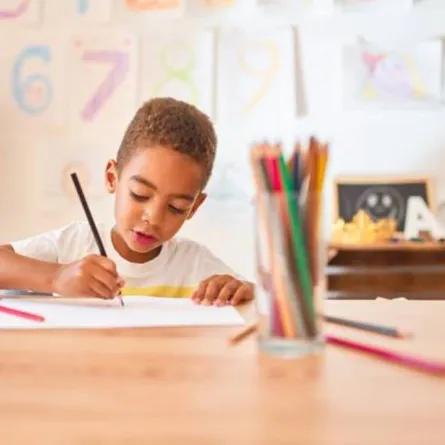صورة لطفل نجح في المذاكرة بمفرده