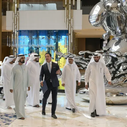 أكد "الشيخ محمد بن راشد" خلال هذه الزيارة على أهمية دور القطاع الخاص في دعم أهداف التنمية الشاملة. الصورة من مكتب دبي الإعلامي