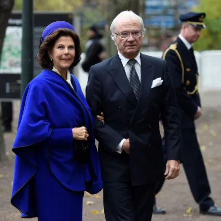 Queen Silvia of Sweden and King Carl XVI Gustav of Sweden wait for the arrival of Pope Francis on October 31, 2016 at King's House monument in Lund, Sweden. JONATHAN NACKSTRAND / AFP