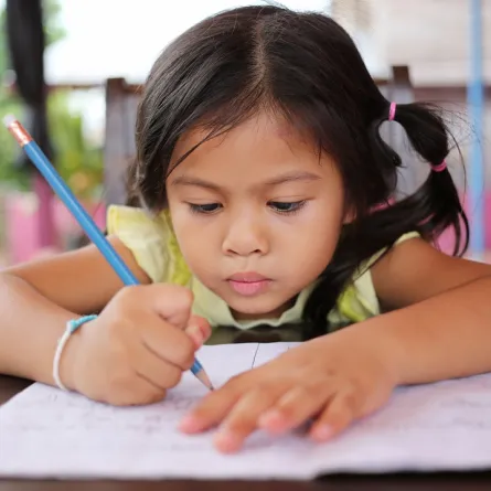 صورة لطفلة تكتب