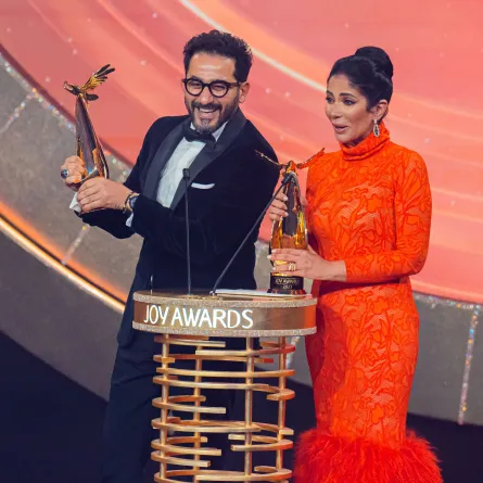 أحمد حلمي ومنى زكي يتسلمان جائزة صناع الترفيه الفخرية في حفل Joy Awards-الصورة من المركز الإعلامي لموسم الرياض
