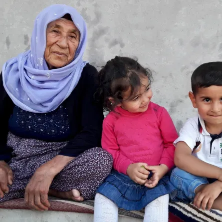 مسنة مصرية تخطف الأنظار وتخوض امتحان تجاوز "محو الأمية"