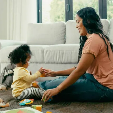 صورة لأم تعلم طفلتها باللعب