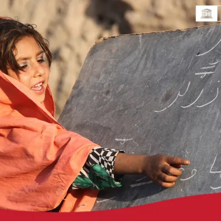 طفلة تمارس حقها في التعليم