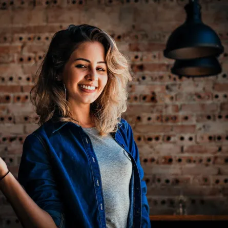 فوائد الضحك النفسية قبل النوم لا تقدر بثمن (المصدر: pexels )