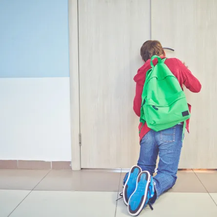 صورة لهروب الطفل من المدرسة