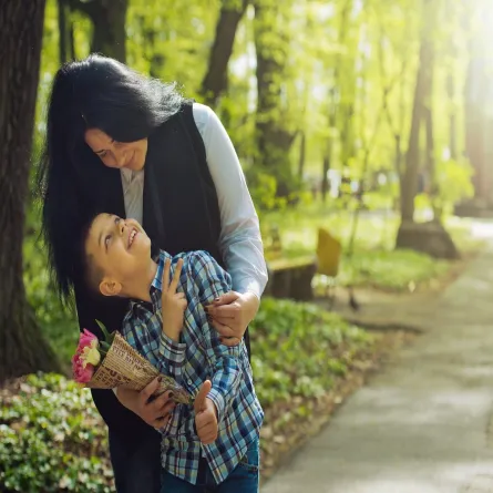 صورة لامرأة تحتضن طفلها