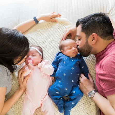 صورة لتوأم مع أبويهما