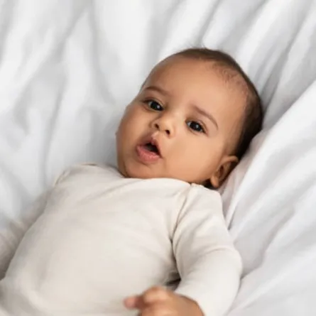 صورة لرضيع يعاني من أعراض نزلة البرد